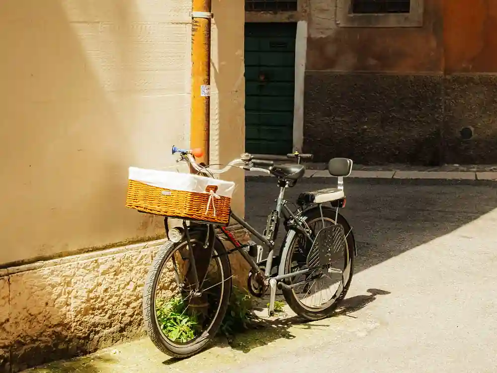 Street Photography: Finding Stories in Everyday Moments