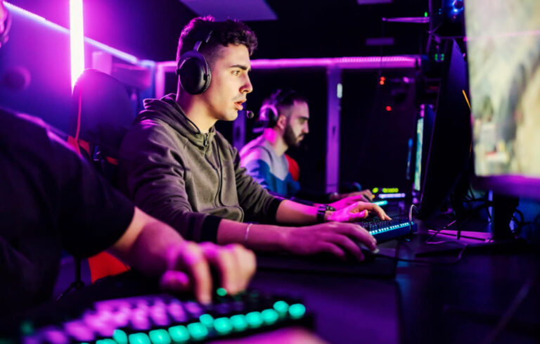 команда геймеров обсуждает стратегию за столом